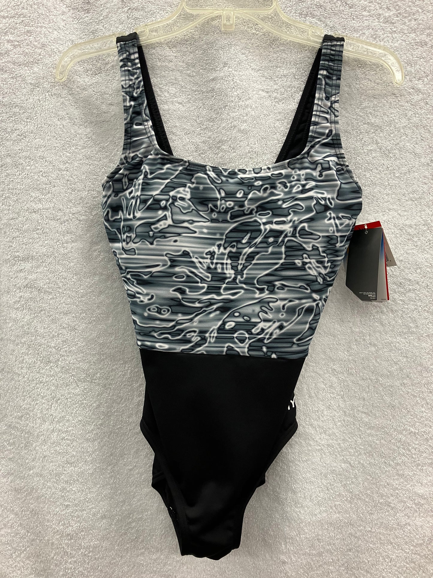 TYR Black Lucid Scoop Neck Control Lift Size 8